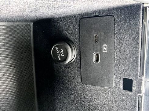 Certified 2025 Volvo XC90 B6 Plus image 33