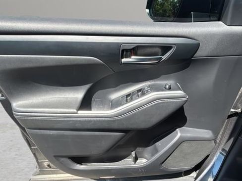 Used 2020 Toyota Highlander XLE AWD/4WD image 17