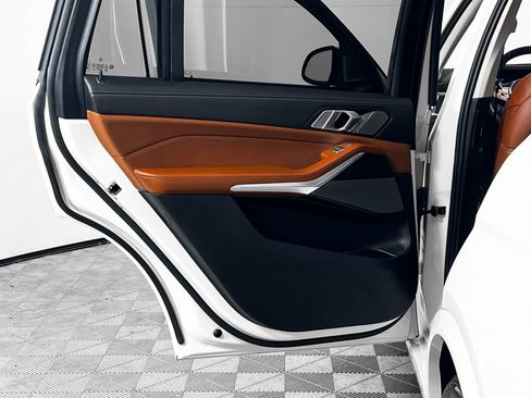 Used 2024 BMW X7 xDrive40i w/ Executive Package image 16