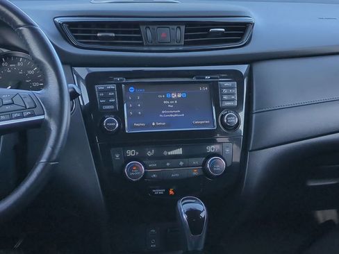 Used 2017 Nissan Rogue SV w/ Sun & Sound Touring Package image 29