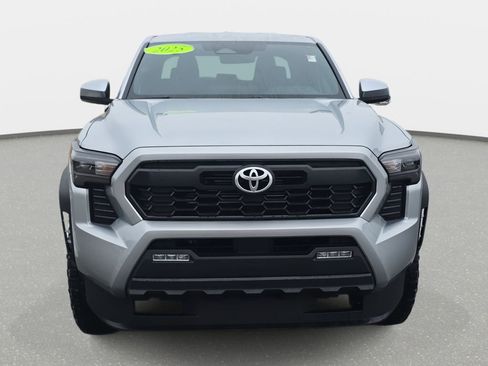 Used 2025 Toyota Tacoma TRD Off-Road AWD/4WD image 2