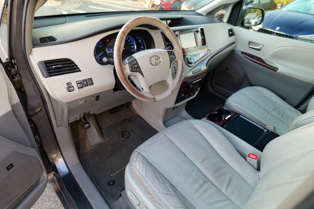 Used 2011 Toyota Sienna XLE w/ Premium Pkg FWD image 15