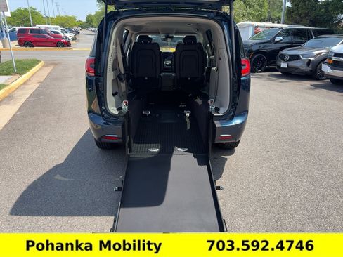 Used 2023 Chrysler Pacifica Touring-L FWD image 5