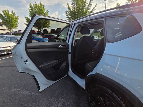 Certified 2025 Volkswagen Taos SE AWD/4WD image 28