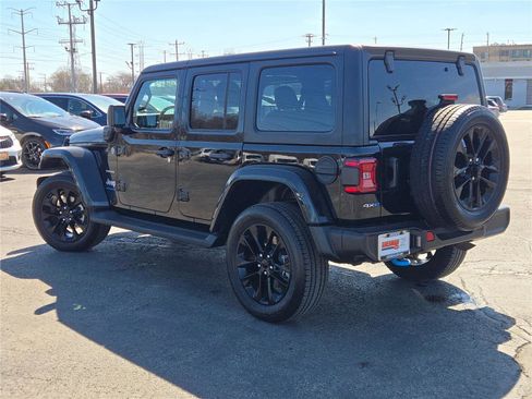 Certified 2023 Jeep Wrangler Sahara w/ Cold Weather Group image 17