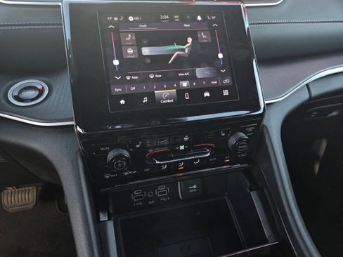 New 2025 Jeep Grand Cherokee L Altitude image 6