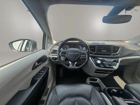 Used 2019 Chrysler Pacifica Touring-L FWD image 35