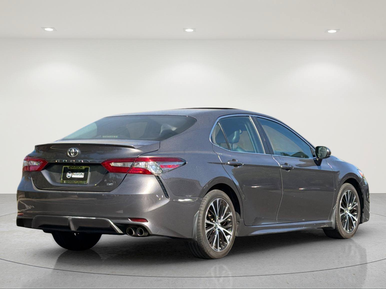 Used 2018 Toyota Camry SE w/ Moonroof Package FWD image 4