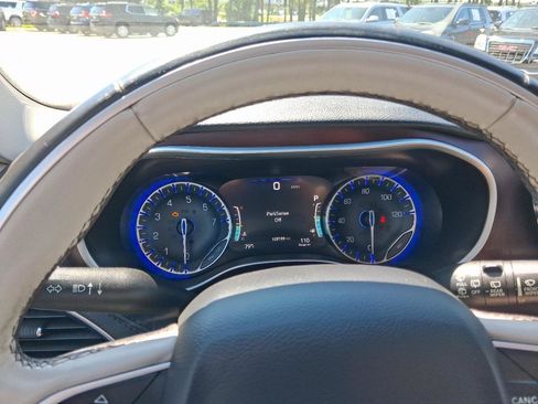 Used 2017 Chrysler Pacifica Limited w/ UConnect Theater Package FWD image 8