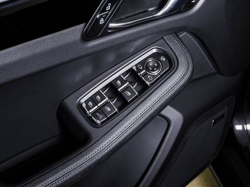 Certified 2025 Porsche Macan image 26