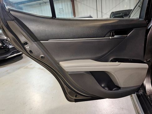Used 2018 Toyota Camry LE image 18