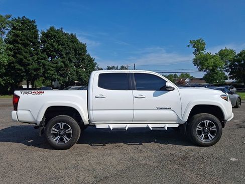 Used 2019 Toyota Tacoma TRD Sport AWD/4WD image 7