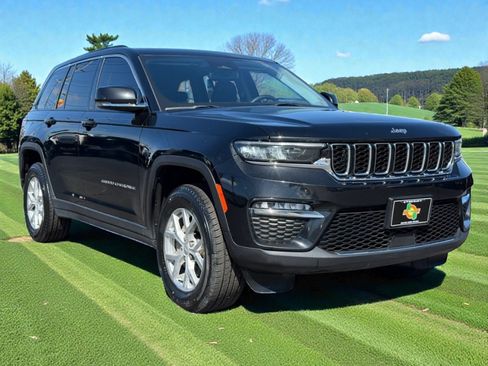 Used 2023 Jeep Grand Cherokee Limited AWD/4WD image 2