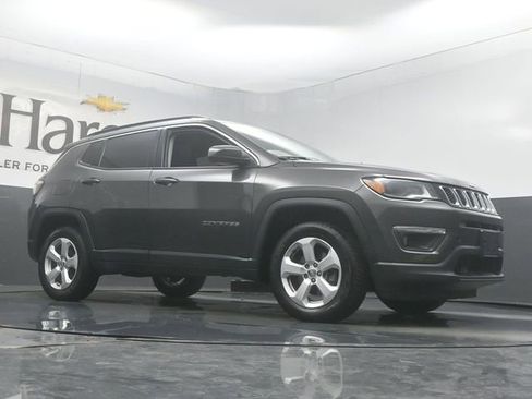 Used 2018 Jeep Compass Latitude w/ Popular Equipment Group AWD/4WD image 2