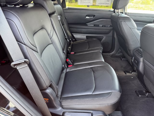 Used 2025 Nissan Pathfinder SL AWD/4WD image 16