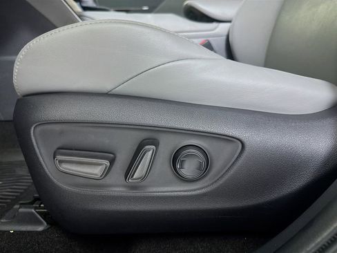 Used 2022 Toyota Venza XLE image 19