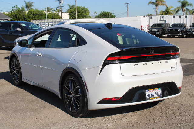 Used 2024 Toyota Prius XLE FWD image 3