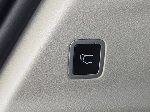 Used 2023 Chrysler Pacifica Touring-L FWD image 12