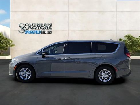 Used 2025 Chrysler Pacifica Select FWD image 2