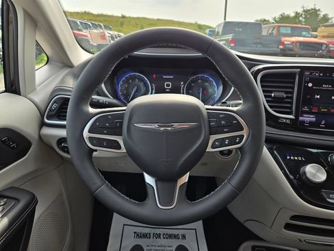 Used 2024 Chrysler Pacifica Touring-L AWD/4WD image 19