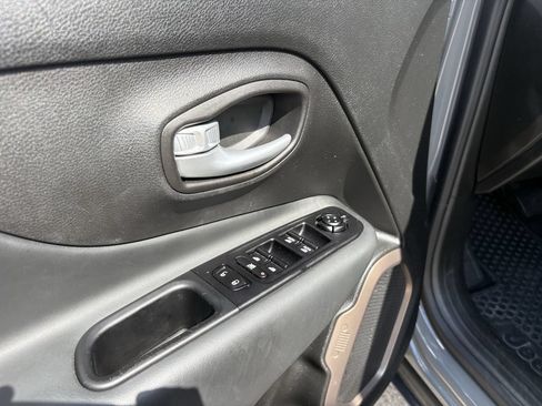 Used 2023 Jeep Renegade Latitude AWD/4WD image 11
