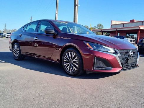 Used 2024 Nissan Altima 2.5 SV image 1
