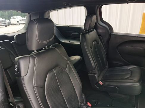Used 2020 Chrysler Pacifica Touring-L Plus FWD image 33