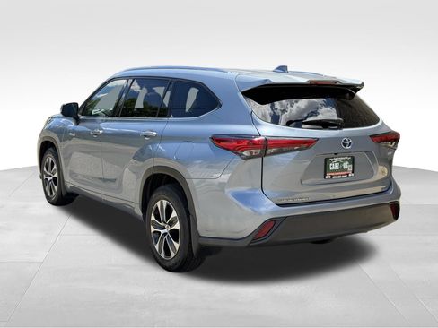 Used 2021 Toyota Highlander XLE AWD/4WD image 7