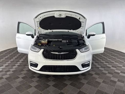 Used 2023 Chrysler Pacifica Touring-L FWD image 14