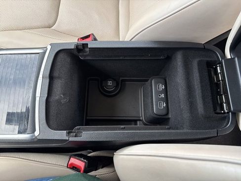 Used 2017 Chrysler 300 C image 34