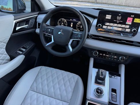 New 2025 Mitsubishi Outlander SEL image 24