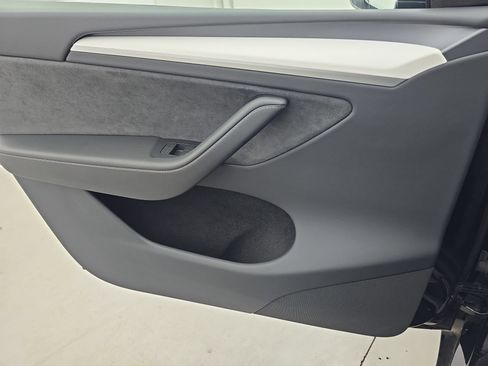 Used 2023 Tesla Model Y Long Range image 24