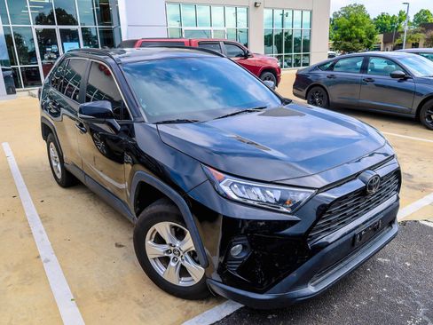 Used 2021 Toyota RAV4 XLE FWD image 2