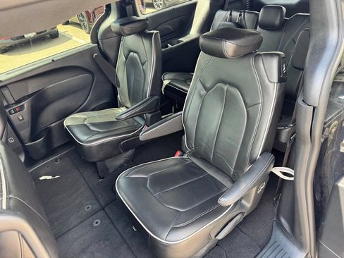 Used 2025 Chrysler Pacifica Limited FWD image 10