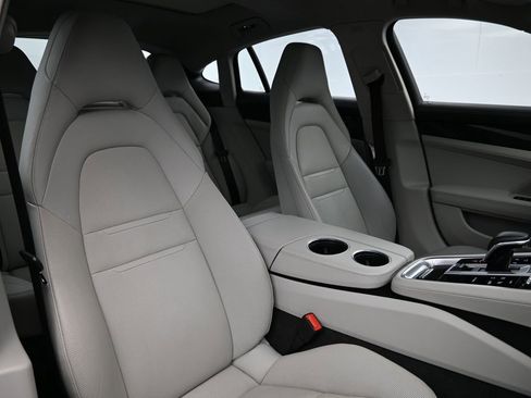 Used 2022 Porsche Panamera image 30