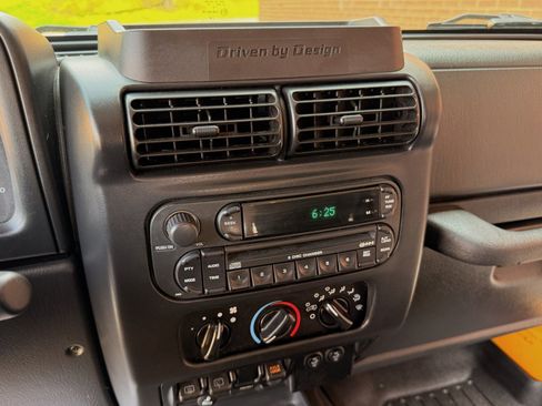 Used 2005 Jeep Wrangler Unlimited Rubicon AWD/4WD image 13