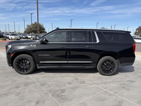 Used 2022 GMC Yukon XL SLT w/ SLT Premium Package image 2