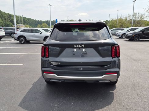 Used 2024 Kia Sorento S FWD image 4