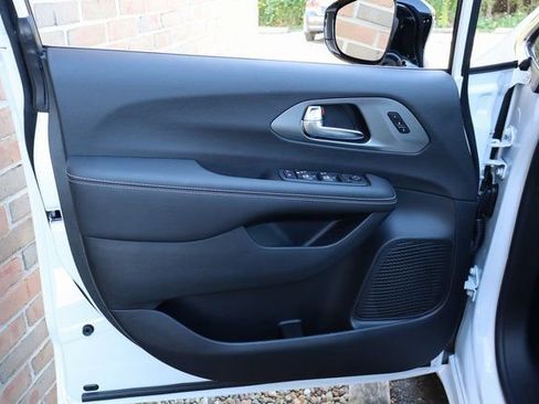 New 2026 Chrysler Pacifica Select image 8