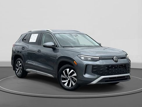 Used 2025 Volkswagen Tiguan S image 1