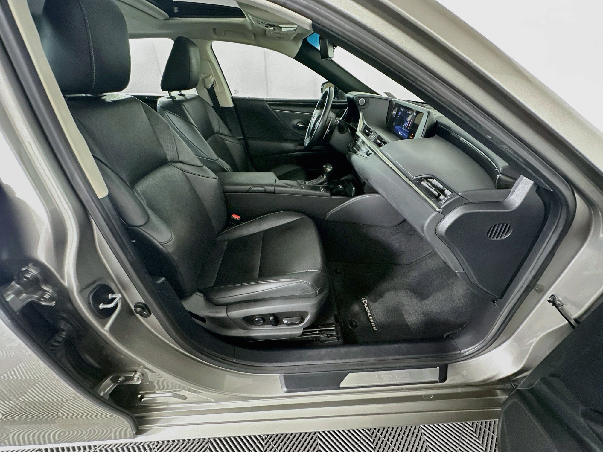 Used 2020 Lexus ES 300h w/ Accessory Package FWD image 29