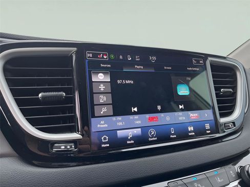 Used 2024 Chrysler Pacifica Touring-L image 17