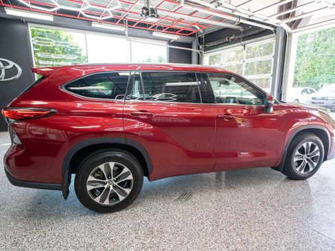 Used 2021 Toyota Highlander XLE AWD/4WD image 4