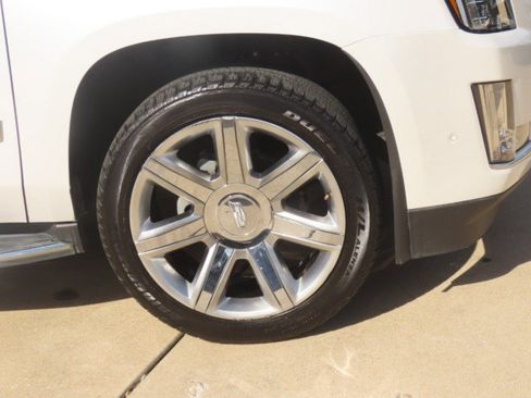 Used 2017 Cadillac Escalade Luxury AWD/4WD image 7