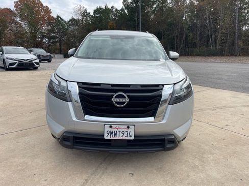 Used 2024 Nissan Pathfinder SV image 3