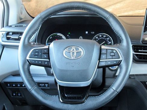 Used 2021 Toyota Sienna Limited image 21