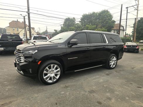 Used 2023 Chevrolet Suburban High Country AWD/4WD image 3
