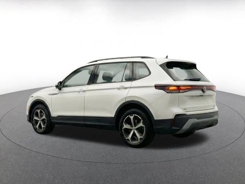 Used 2026 Volkswagen Tiguan SE AWD/4WD image 9