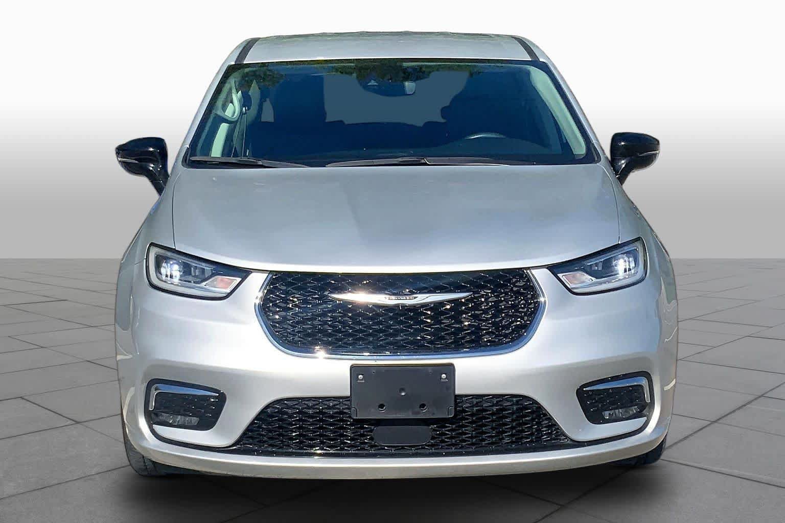 Used 2024 Chrysler Pacifica Touring-L FWD image 4