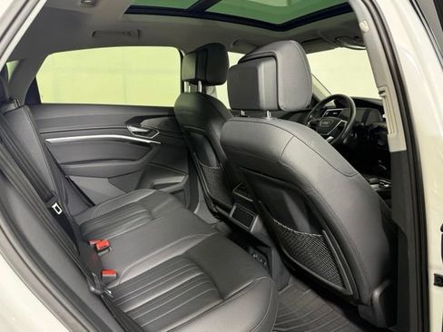 Used 2022 Audi e-tron Premium Plus w/ Premium Plus Package AWD/4WD image 20
